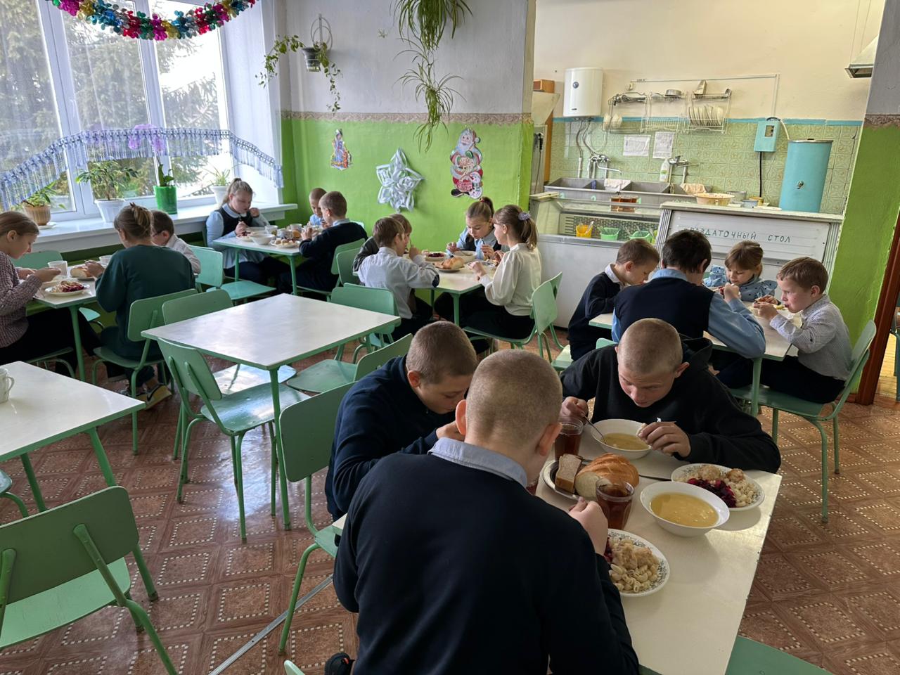 Обед в школьной столовой Обед в школьной столовой.