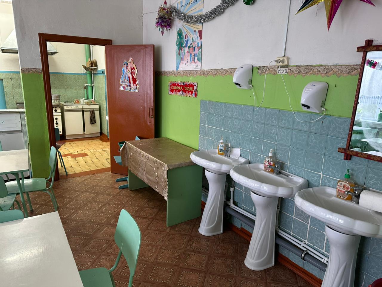 Вход в школьную столовую Вход в школьную столовую.